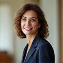 Primo piano della Dott.ssa Sofia Bianchi, psicologa italiana focalizzata sulla mindfulness e la riduzione dello stress, con un'espressione calma e accogliente
