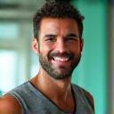 Primo piano del Prof. Giacomo Conti, fisioterapista e personal trainer italiano, che trasmette energia e competenza sportiva