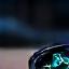 Dettaglio di un orologio smart al polso di una persona che monitora l'attività fisica, con uno sfondo sfocato di un parco
