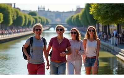 Gruppo di persone che cammina attivamente lungo il Tevere a Roma